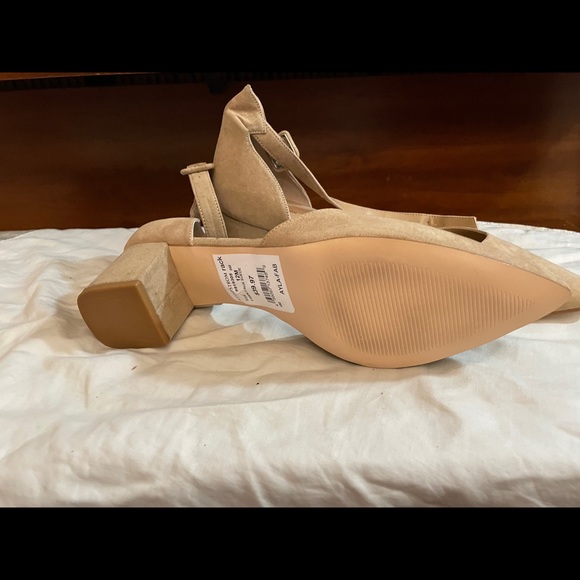 Stylish neutral color suede sandals - Picture 2 of 3